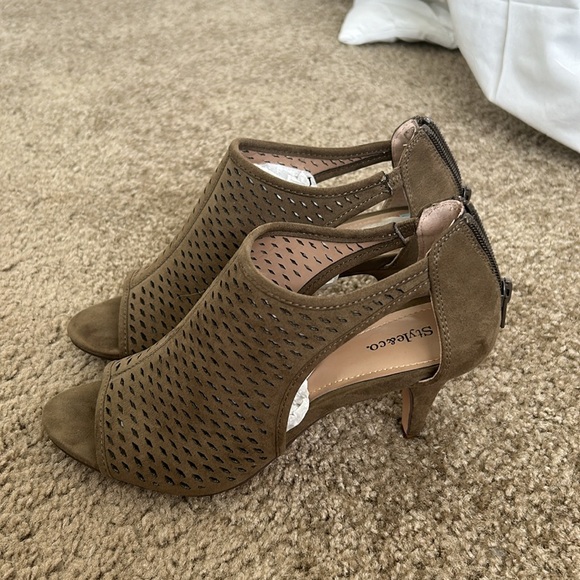 Women’s size 7 Style & Co heels NWT - Picture 2 of 2